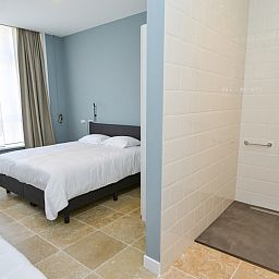 Spacious bedroom with modern bathroom at Bed & Bed, the perfect bed and breakfast on Texel, Wadden Islands.