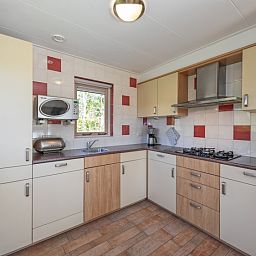 Moderne Kueche im Ferienhaus 8690 - Junier - Huisman, Sued-Eierland, Texel, mit viel Stauraum und voller Ausstattung.