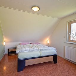 Komfortables Schlafzimmer im Ferienhaus 8690 - Junier - Huisman, Sued-Eierland, Texel, mit Doppelbett und viel Tageslicht.
