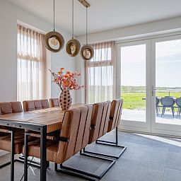 Essecke in De Zuidbunder, Sued-Eierland Texel, mit Blick auf die gruene Landschaft.