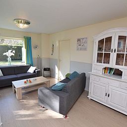 Comfortabele zitruimte in Vakantiehuis De Nagtegaal 15, De Wulk, Texel, ideaal voor ontspanning.