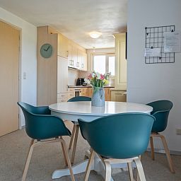 Eethoek van Huisje 7 in De Dennen, Texel biedt een gezellige plek voor maaltijden tijdens je verblijf op de Waddeneilanden.