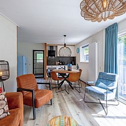 Moderne open keuken in vakantiehuis de Parel 162, Bungalowpark de Parel, Texel, met eetruimte en veel licht.