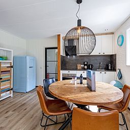 Eetkamer met ronde tafel in vakantiehuis de Parel 162, Bungalowpark de Parel, Texel, ideaal voor familiediners.