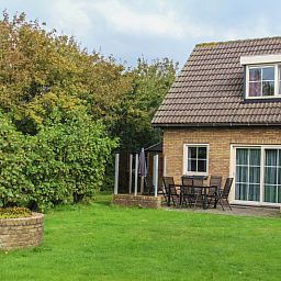 Gemuetliche Terrasse im Ferienhaus Duif in De Dennen, Texel, umgeben von Natur.