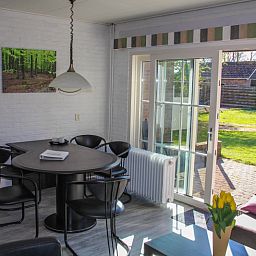 Helles Esszimmer im Ferienhaus Dove, De Dennen, Texel mit Blick auf den Garten.