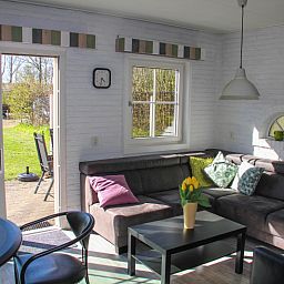 Gemuetliche Sitzecke im Ferienhaus Dove, De Dennen, Texel mit Gartenblick.