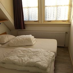 Ruhiges Schlafzimmer im Ferienhaus Duif, De Dennen, Texel mit viel Tageslicht.