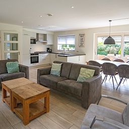 Stilvolles Wohnzimmer und Kueche im Ferienhaus de Parel 152, De Dennen, Texel.