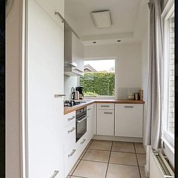 Moderne Kueche im Ferienhaus 'Jubefe', Bungalowpark 't Hoogelandt, De Dennen, Texel, Waddeninseln.