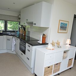 Vollstaendig ausgestattete Kueche im Ferienhaus 't Hoogelandt 202 - Aan Zee, Texel, ideal fuer einen komfortablen Aufenthalt.