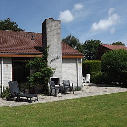 Vakantiehuis Gortersmient 330 in De Dennen, Texel met charmante buitenruimte en natuur.