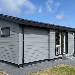 Vakantiepark De Bremakker - Bosveld 137, charmant vakantiehuis in De Dennen, Texel, met een zonnig terras en moderne uitstraling.