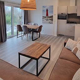 Gezellige woonkamer in Vakantiepark De Bremakker - Bosveld 137, De Dennen, Texel. Modern vakantiehuis met ruime zithoek en keuken.
