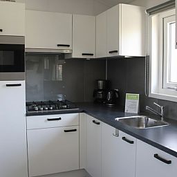 Moderne keuken in Vakantiepark De Bremakker - Bosveld 137, De Dennen, Texel. Ideaal vakantiehuis met compleet ingerichte kookruimte op de Waddeneilanden.