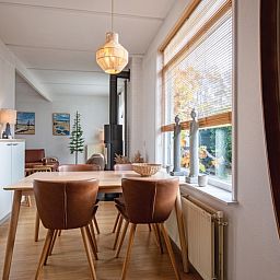 Zonnig terras bij Bungalowpark 't Luwe Land - 7B - De Wijnhof in De Dennen, Texel, met moderne buitenmeubels.