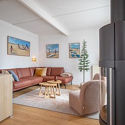 Lichte woonkamer in Bungalowpark 't Luwe Land - 7B - De Wijnhof, De Dennen, Texel, met comfortabele zithoek.