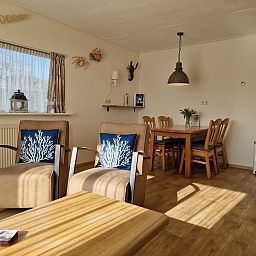 Essecke mit viel Licht im Bungalowpark Uterste Coogh, Bungalow 116 in De Dennen, Texel.