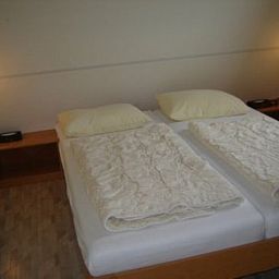 Slaapkamer in Vakantiehuis Gortersmient 356, De Dennen Texel, met comfortabele bedden en sfeervolle verlichting.