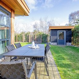 Cozy outdoor area of Holiday Home De Vlinder, Bungalowpark 't Hoogelandt, Texel, with dining table on the terrace.