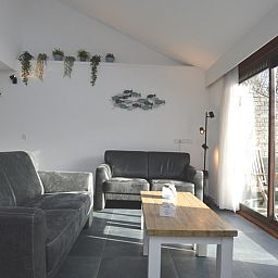 Lichte binnenruimte van vakantiehuis Gortersmient 240, Bungalowpark Gortersmient, De Dennen Texel met comfortabele zithoek.