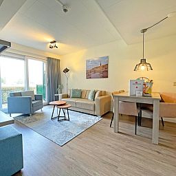 Modernes Interieur des Appartements Bos en Duin 14, Texel, mit stimmungsvollem Mobiliar und Blick auf die Natur.