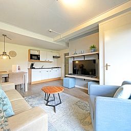 Offene Kueche und Wohnraum im Appartement Bos en Duin 14, De Dennen, Texel, mit modernen Annehmlichkeiten.