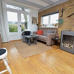 Helle Sitzecke im Bungalow Uterste Coogh 122, Texel, mit Blick auf den Garten in De Dennen.