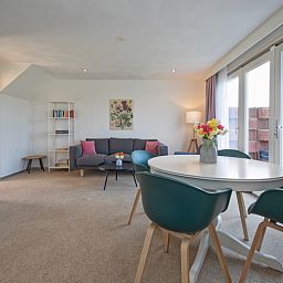 Ess- und Wohnbereich in Cottage 6, Texel. Helle, moderne Einrichtung mit Zugang zur Terrasse.