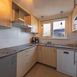 Vollstaendig ausgestattete Kueche in Cottage 6, De Dennen, Texel. Moderne Geraete und viel natuerliches Licht.
