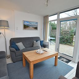 Comfortabele zithoek in Vakantiehuis de Parel 194, De Dennen, Texel met veel natuurlijk licht.