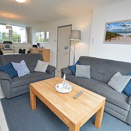 Open woonkamer en keuken in Vakantiehuis de Parel 194, De Dennen, Texel voor een ruimtelijk gevoel.