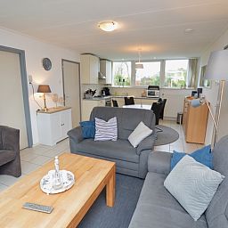 Moderne keuken en eetruimte in Vakantiehuis de Parel 194, De Dennen, Texel voor gezellige maaltijden.