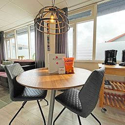 Essecke mit Aussicht im Appartement Bos en Duin 25, De Dennen, Texel, ideal fuer gemuetliche Mahlzeiten und Entspannung.