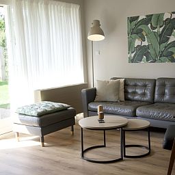 Heller Wohnraum mit Blick auf den Garten im Bungalowpark 't Hoogelandt - Bungalow-Texel, De Dennen, Texel.