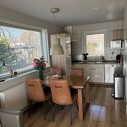 Gemuetliches Esszimmer und Kueche im Bungalowpark 't Hoogelandt - Bungalow-Texel, De Dennen, Texel.