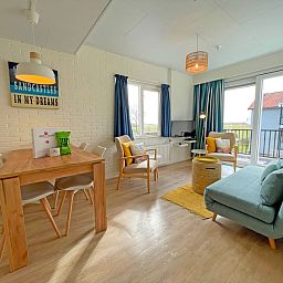 Lichte woonkamer van Appartement Bos en Duin 29 in De Dennen, Texel, ideaal vakantiehuis op de Waddeneilanden.