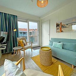 Stijlvolle zithoek in Appartement Bos en Duin 29, De Dennen, Texel met moderne inrichting op de Waddeneilanden.