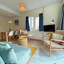 Comfortabele binnenruimte in Appartement Bos en Duin 29, De Dennen, Texel, perfect voor ontspanning op de Waddeneilanden.