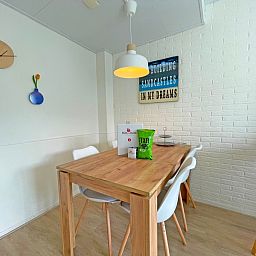 Eetgedeelte van Appartement Bos en Duin 29, De Dennen, Texel, ideaal voor gezellige maaltijden op de Waddeneilanden.