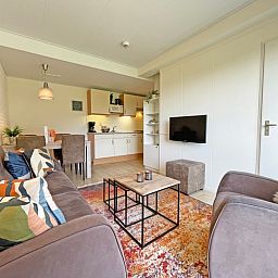 Kompakte Kueche und Essbereich im Appartement Bos en Duin 31, De Dennen, Texel, ideal fuer gemuetliche Mahlzeiten.