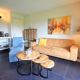 Modernes Wohnzimmer der Wohnung Bos en Duin 42 in De Dennen, Texel.