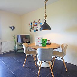 Essecke mit modernen Stuehlen im Apartment Bos en Duin 42, De Dennen, Texel.