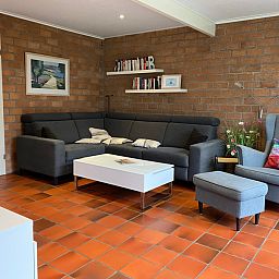 Gemuetliches Wohnzimmer im Bungalowpark Verste Coogh - Bungalow 52, De Dennen, Texel mit bequemen Sofas.