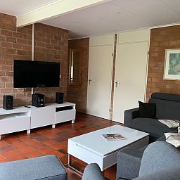 Modernes Wohnzimmer mit TV im Bungalowpark Verste Coogh - Bungalow 52, De Dennen, Texel.