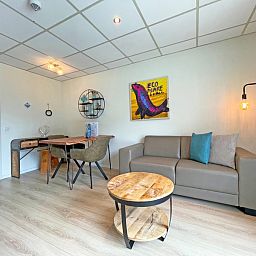 Moderne Sitzecke im Appartement Bos en Duin 17, gelegen in De Dennen auf Texel.