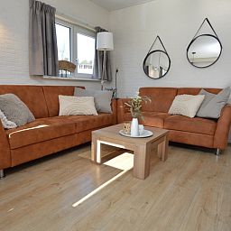 Comfortabele zitruimte in Bungalow Uterste Coogh 96, De Dennen, Texel, ideaal voor ontspanning op de Waddeneilanden.