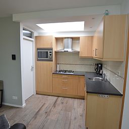 Voll ausgestattete Kueche im Ferienhaus Tempelierweg 16 - de Brunaire, De Dennen, Texel, ideal fuer kulinarische Erlebnisse auf den Watteninseln.