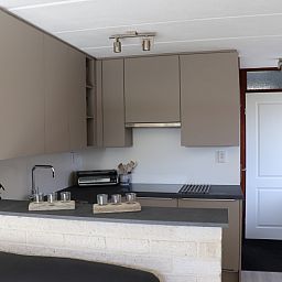 Moderne keuken in Vakantiehuis Gortersmient 216, De Dennen, Texel, Waddeneilanden, compleet met voorzieningen.