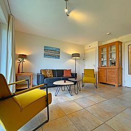 Ruime leefruimte in Appartement Bos en Duin 41, De Dennen, Texel met moderne inrichting en veel daglicht.